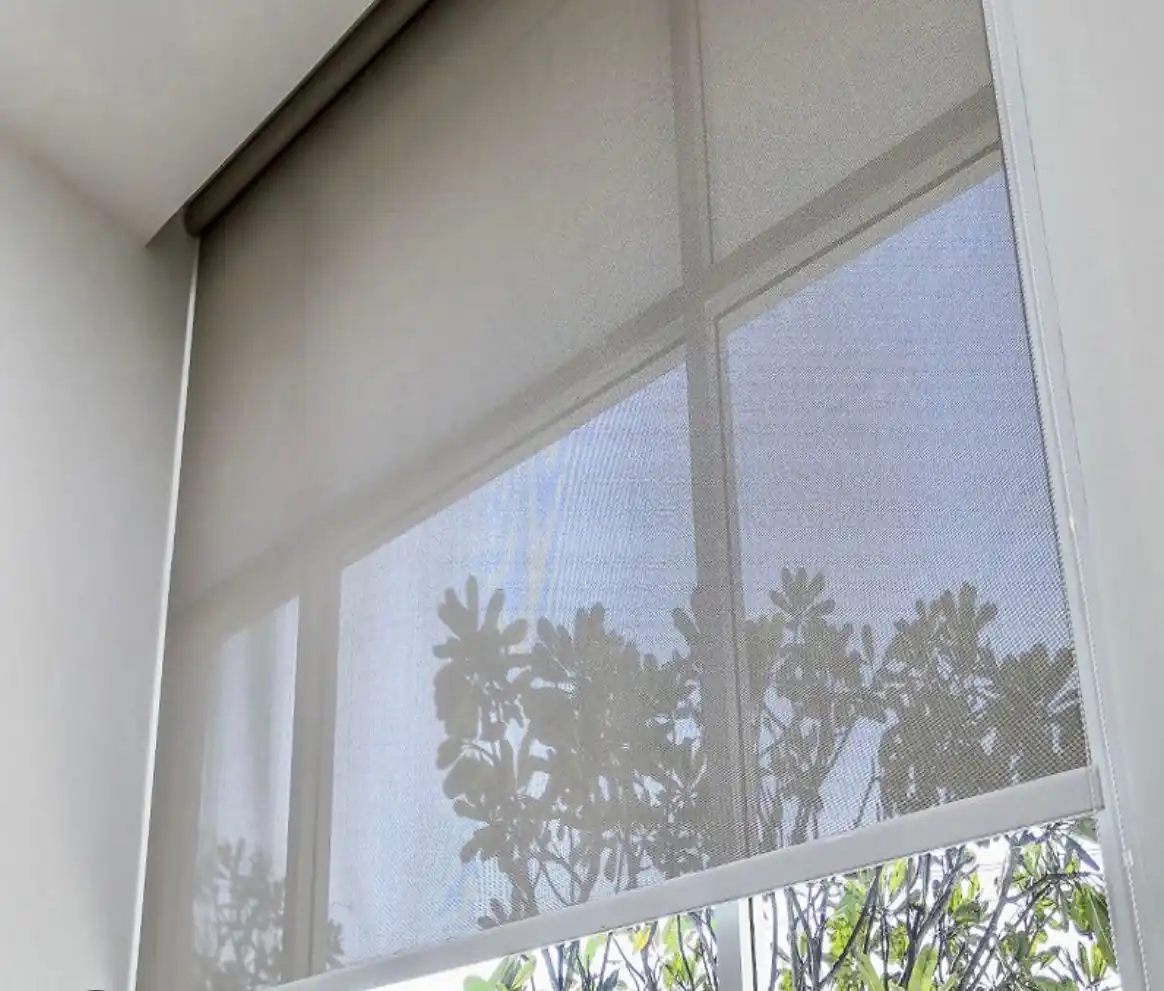Elegante habitación con cortinas roller 3