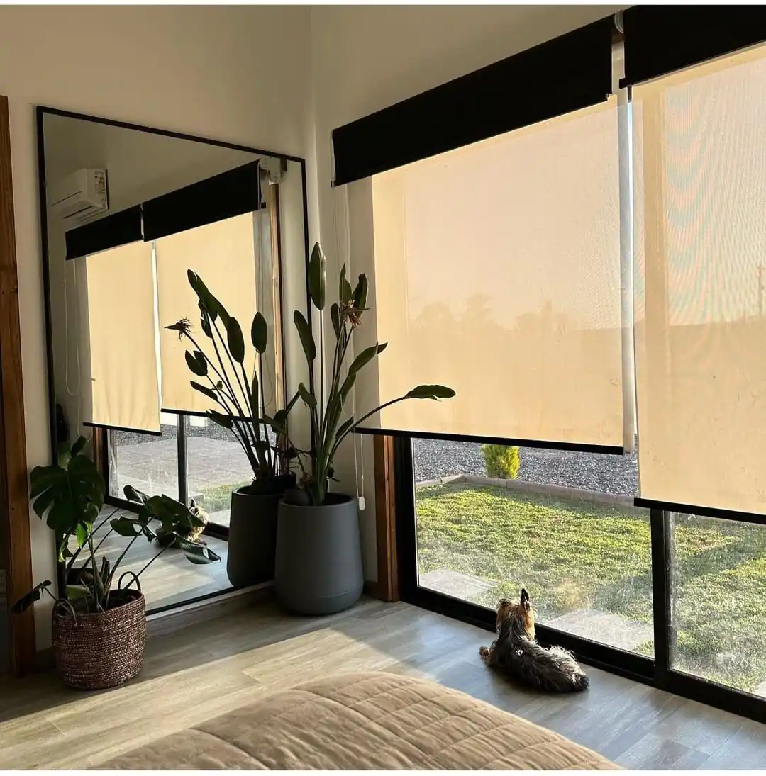 Elegante habitación con cortinas roller 2